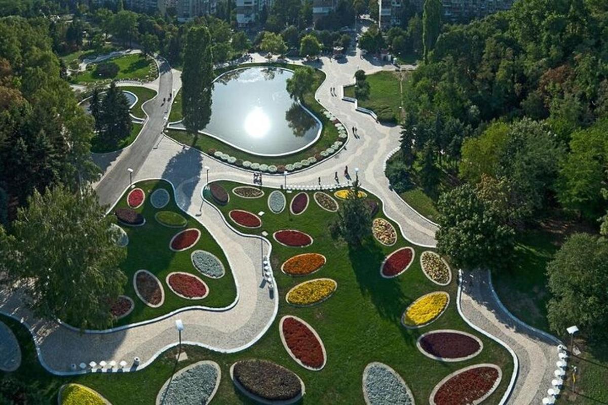 pemandangan atas taman dengan kolam dan pepohonan