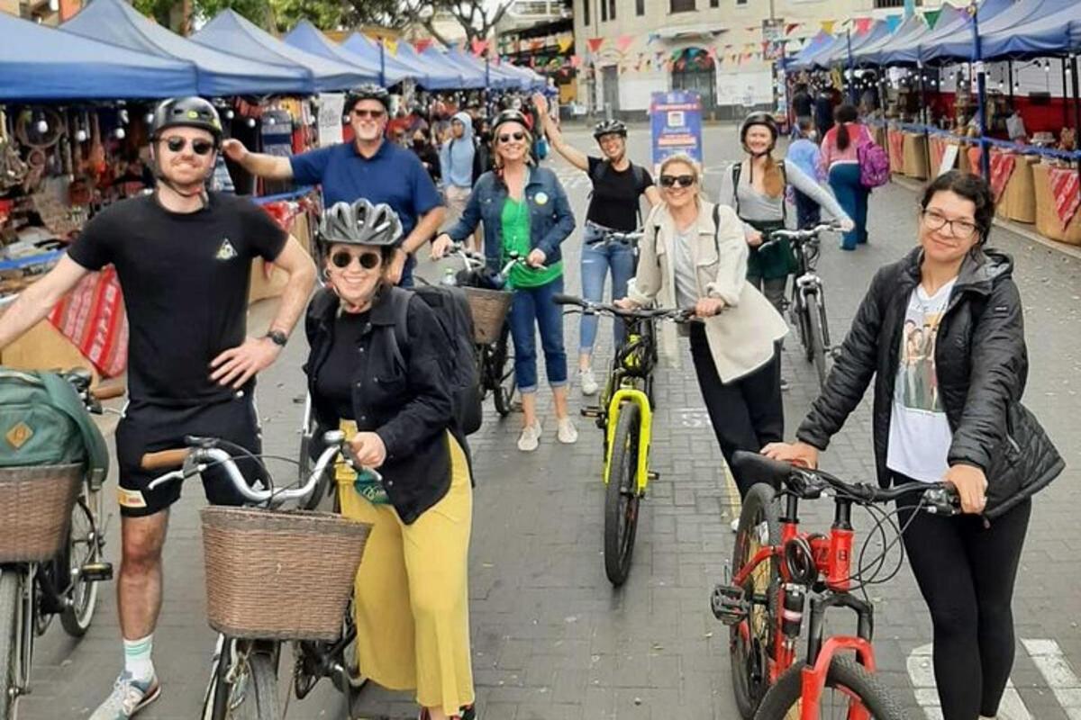 skupina lidí jedoucích na kolech po ulici