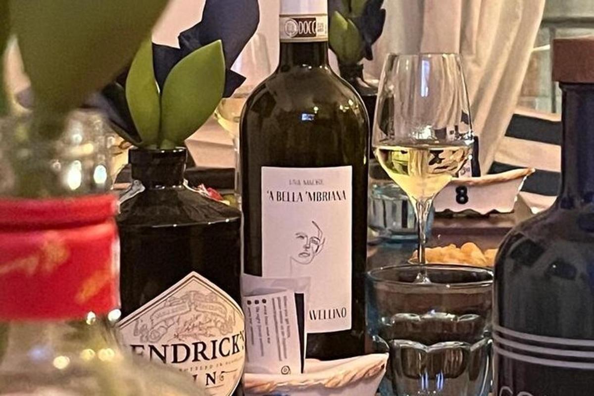 une table avec une bouteille de vin et un verre