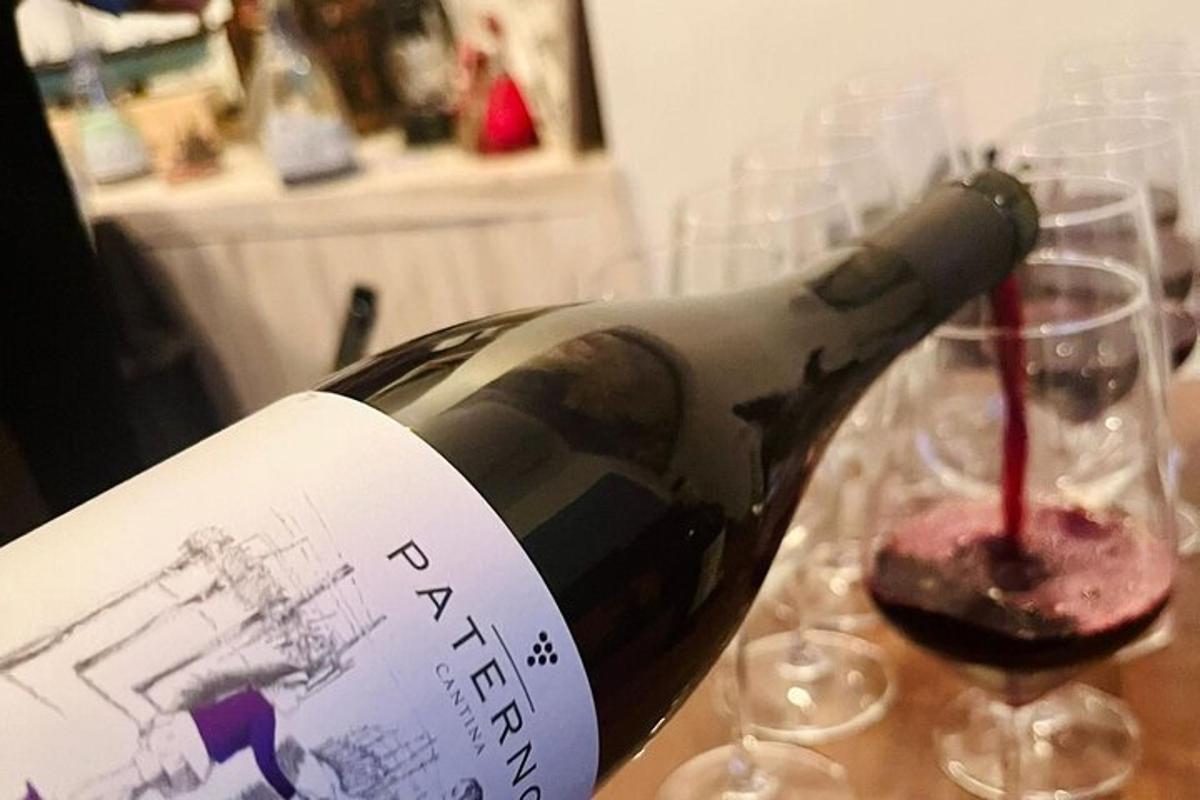 una bottiglia di vino appoggiata su un tavolo