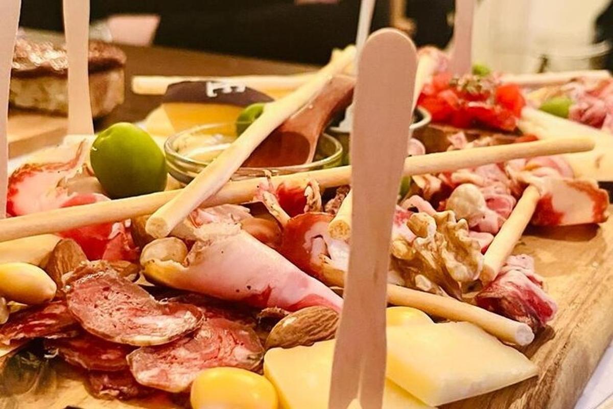 тањир хране са штапићима за јело, месом и сиром