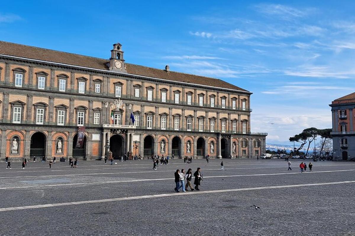 un gruppo di persone che camminano davanti a un grande edificio