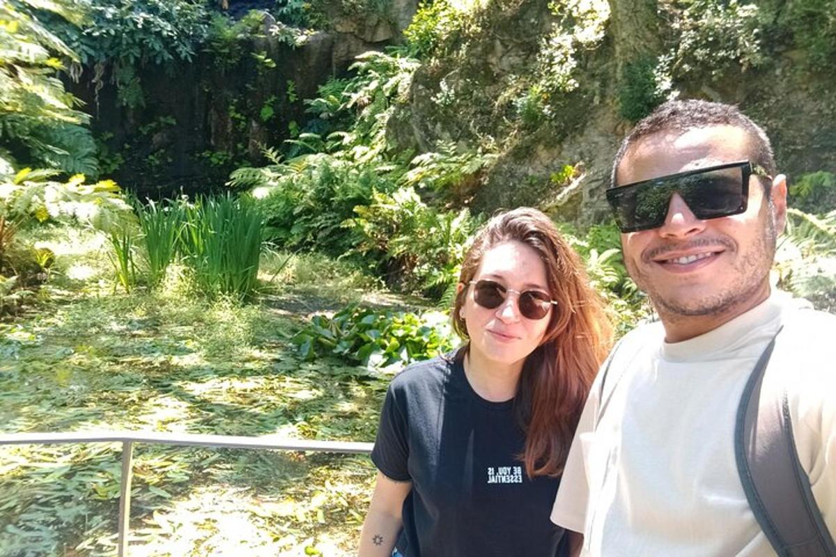 un home i una dona drets davant d'un jardí