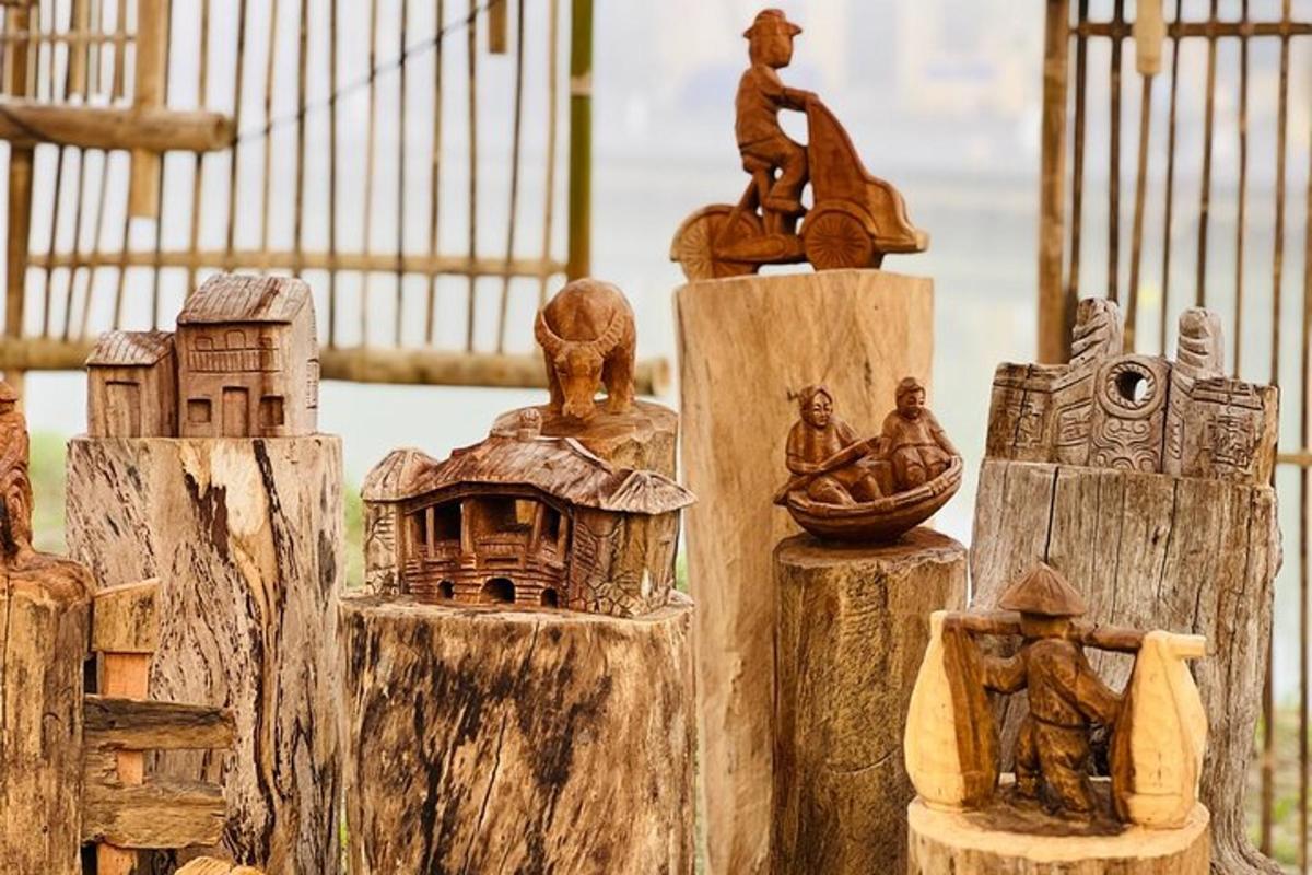 Un grupo de figuras de madera sentadas en postes de madera.