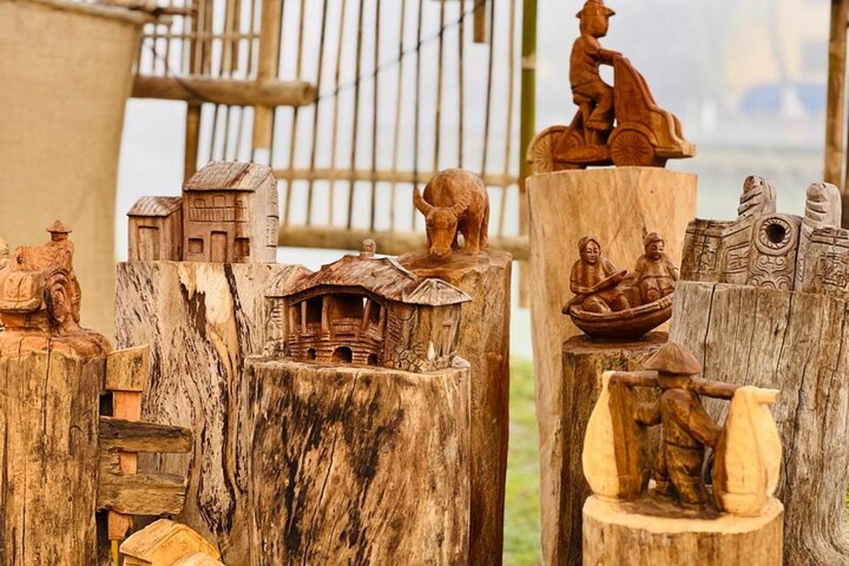 một nhóm tượng gỗ ngồi trên các cột gỗ