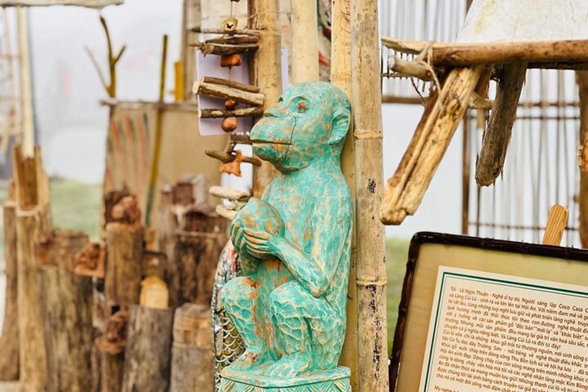 Una estatua verde de un pájaro posado en un poste