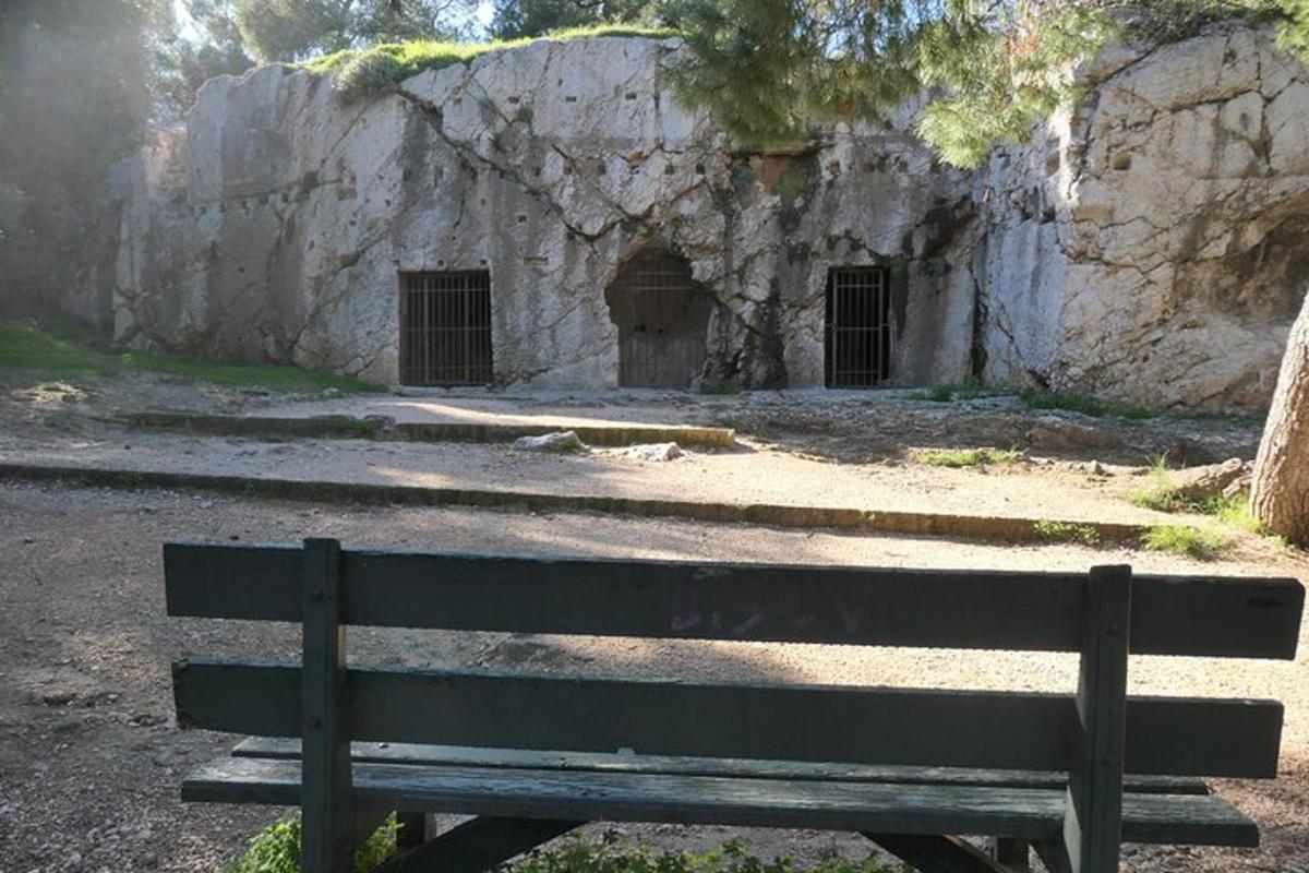 ένα παγκάκι μπροστά σε ένα πέτρινο κτίριο