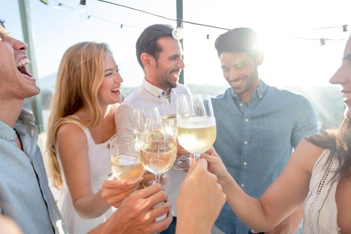 un gruppo di persone che tengono in mano bicchieri di vino