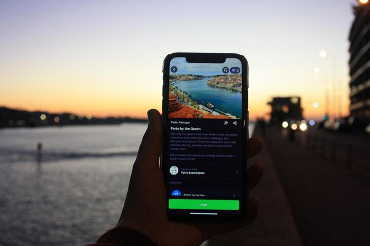 tangan memegang telefon bimbit di hadapan air