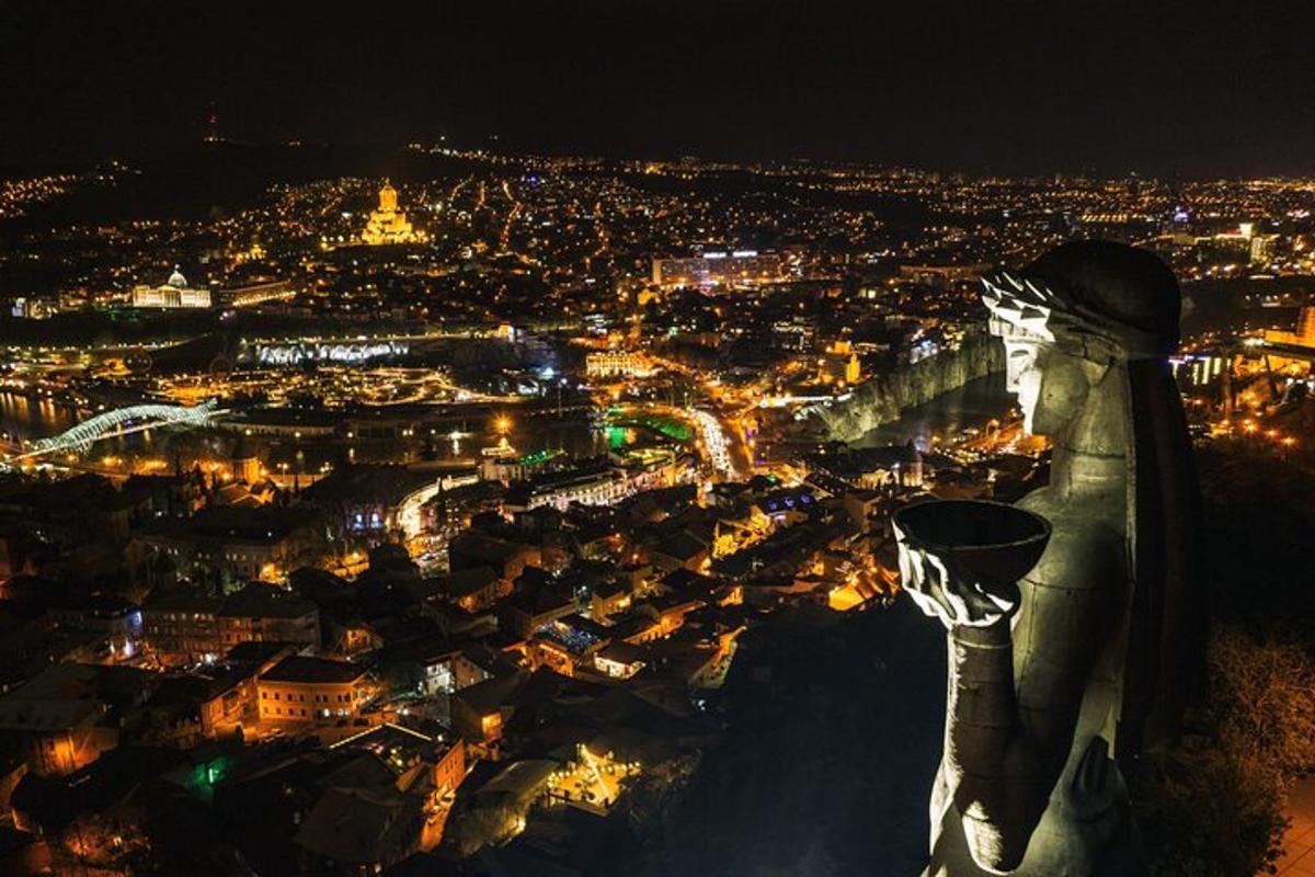 una vista d'una ciutat a la nit
