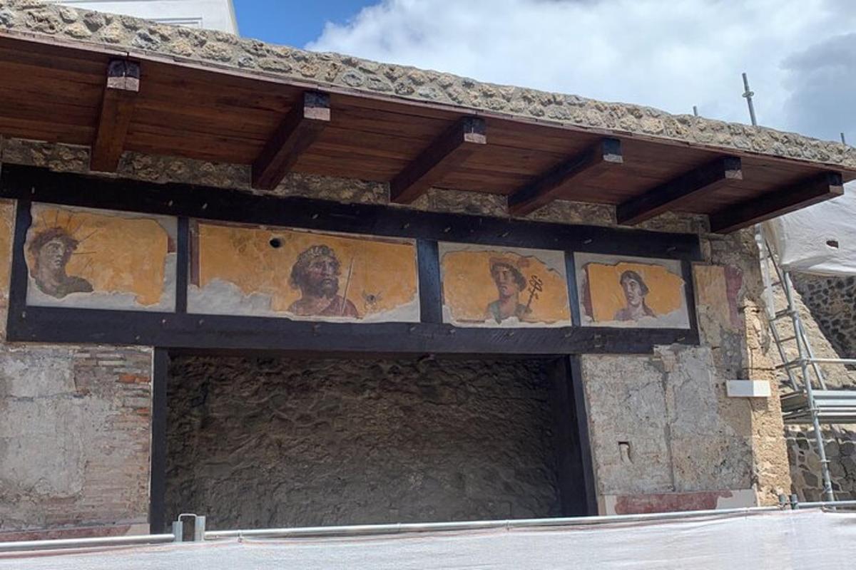 un edificio con una finestra con dei ritratti