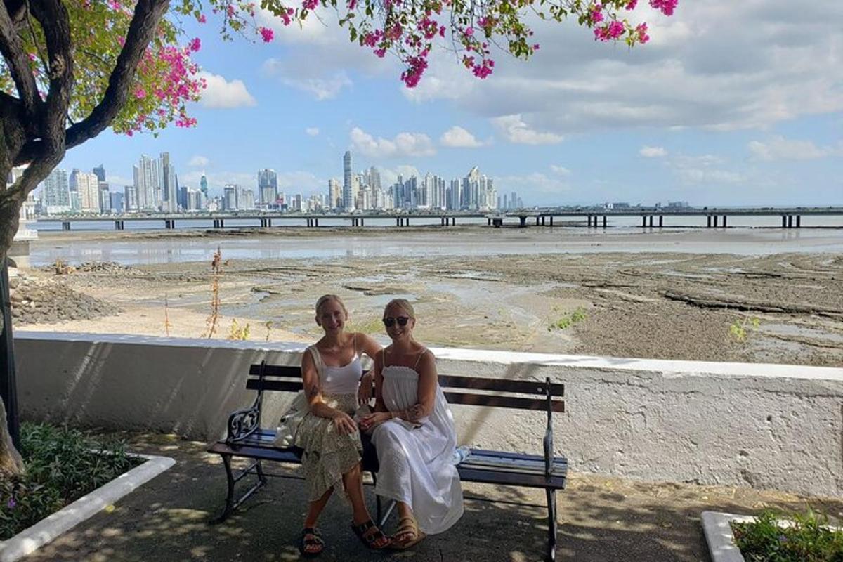 dues dones assegudes en un banc a la platja