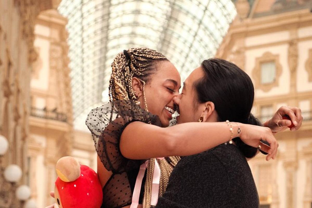 Dos mujeres se susurran al oído.