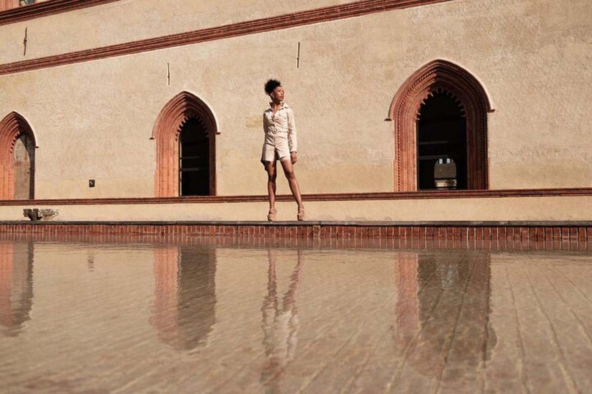 Una niña parada junto a un charco de agua