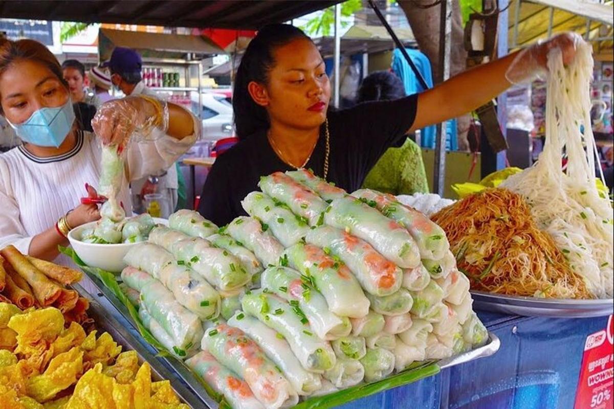 una donna che indossa una mascherina in un mercato alimentare