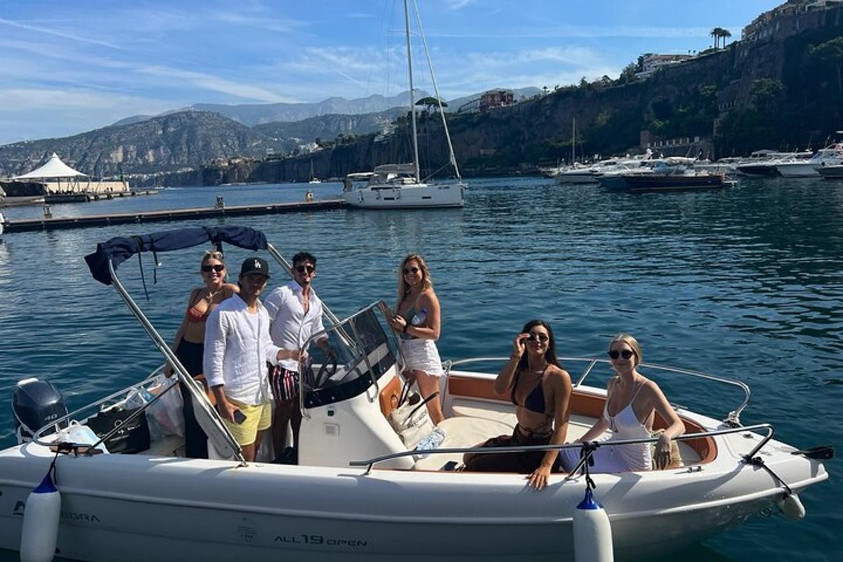 un gruppo di persone su una barca in acqua