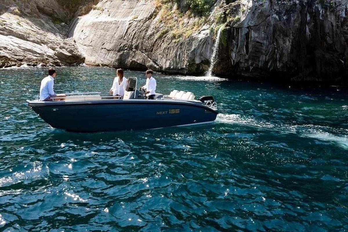 tre persone su una barca in acqua