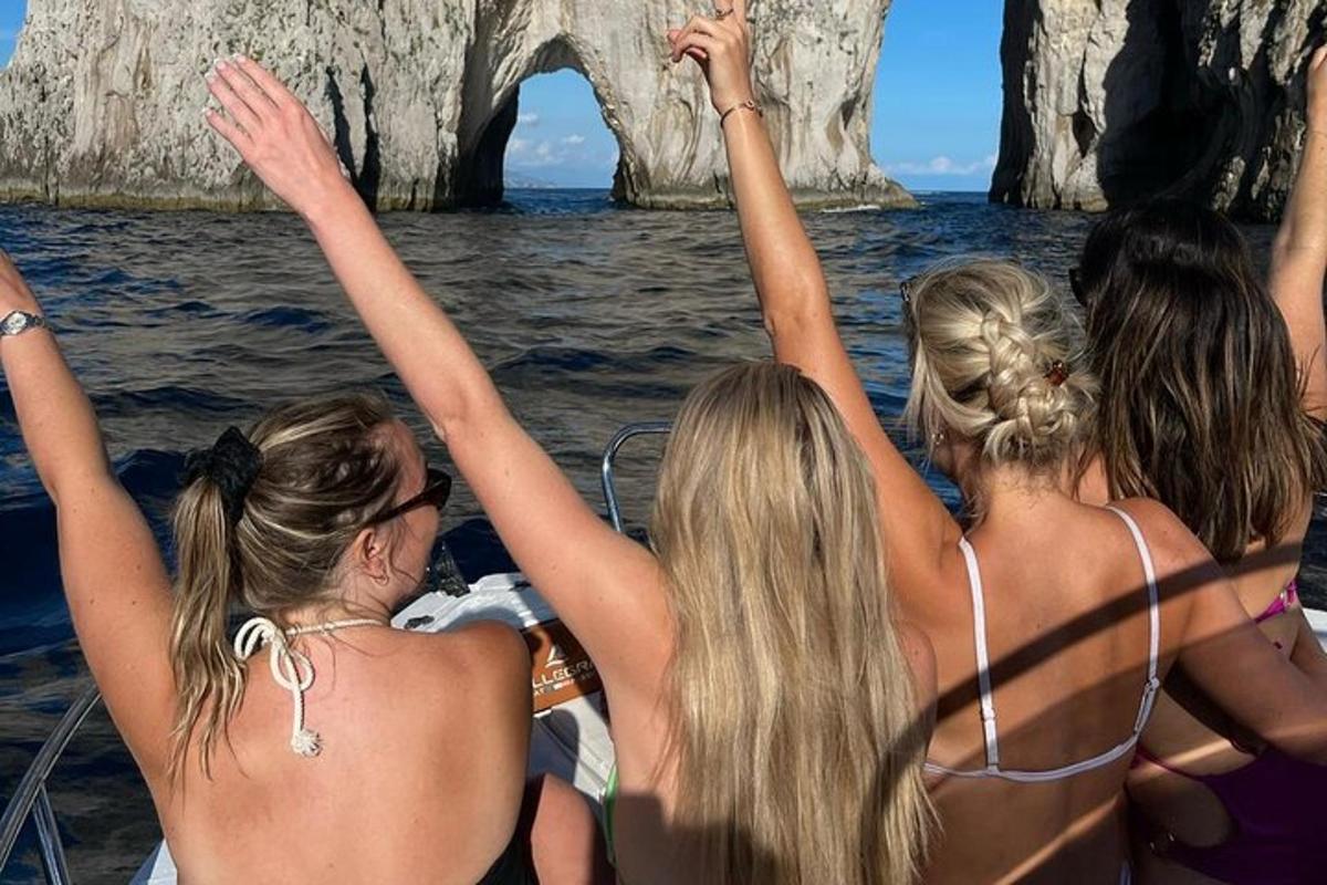 un grup de noies en un vaixell a l'aigua