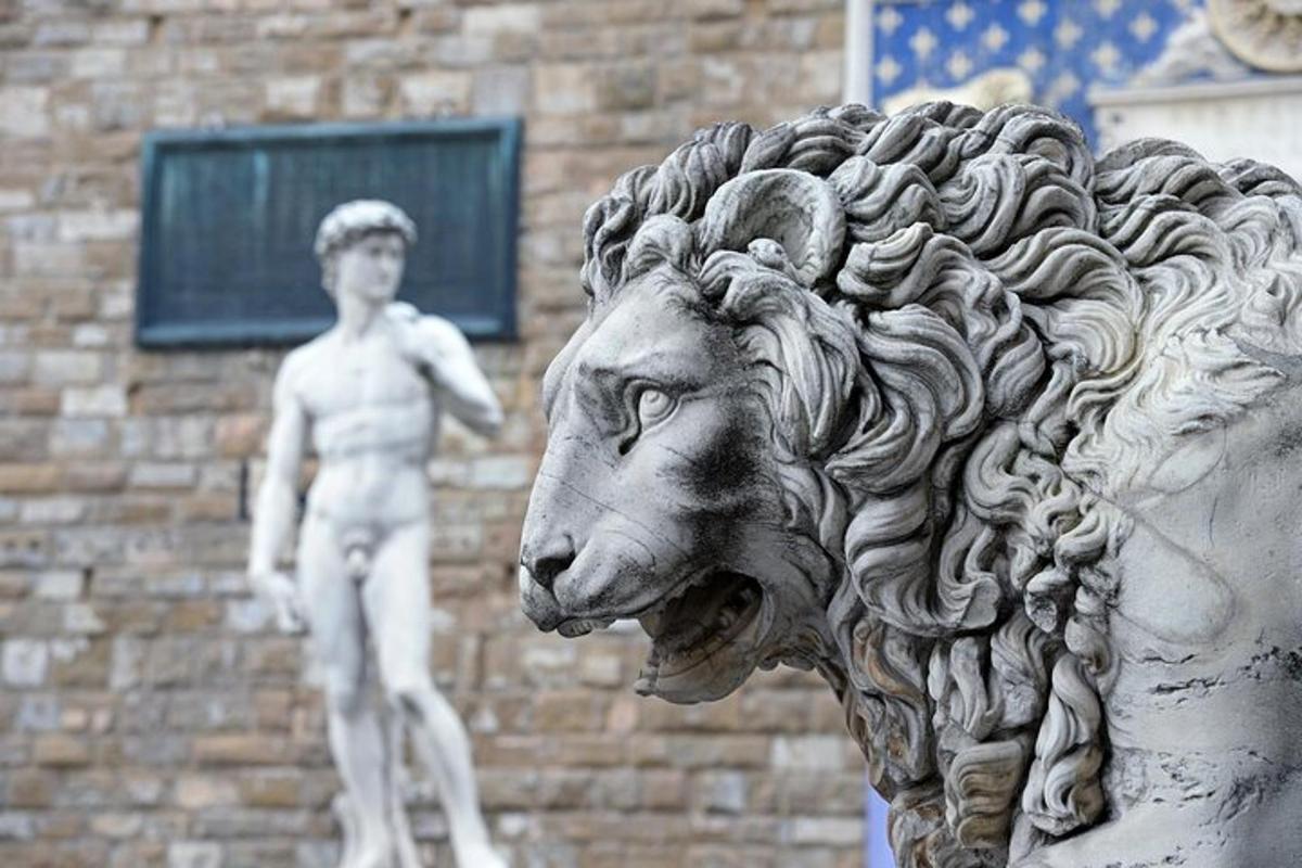Una estatua de un león con un niño en ella.