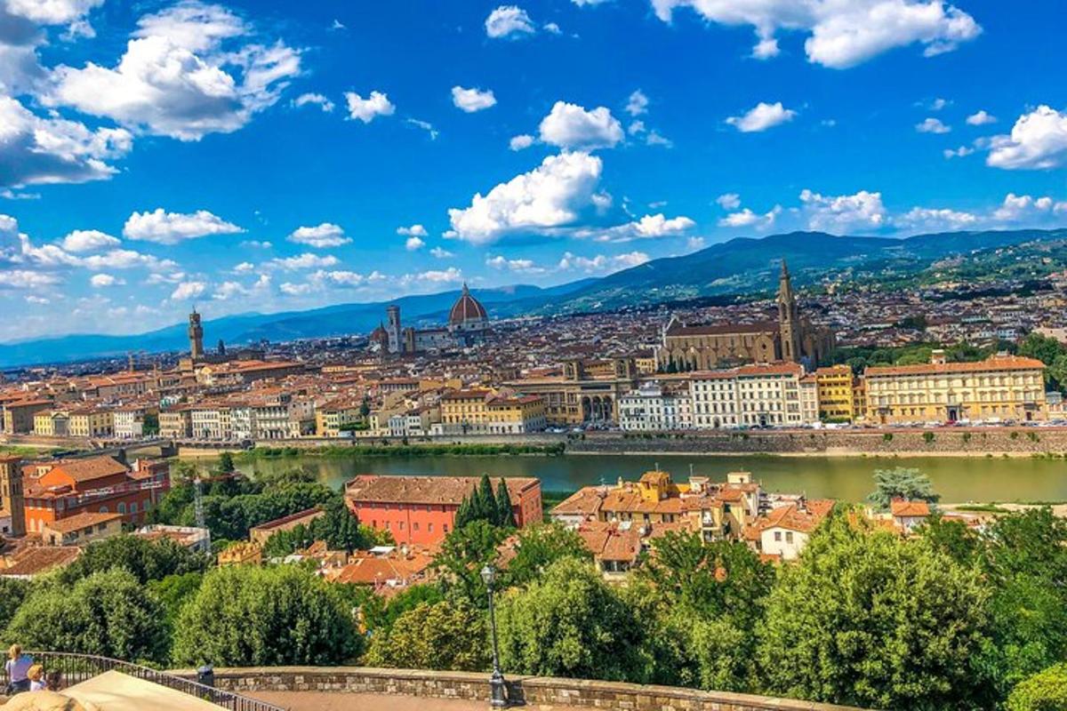 Una vista de una ciudad con un río y edificios.