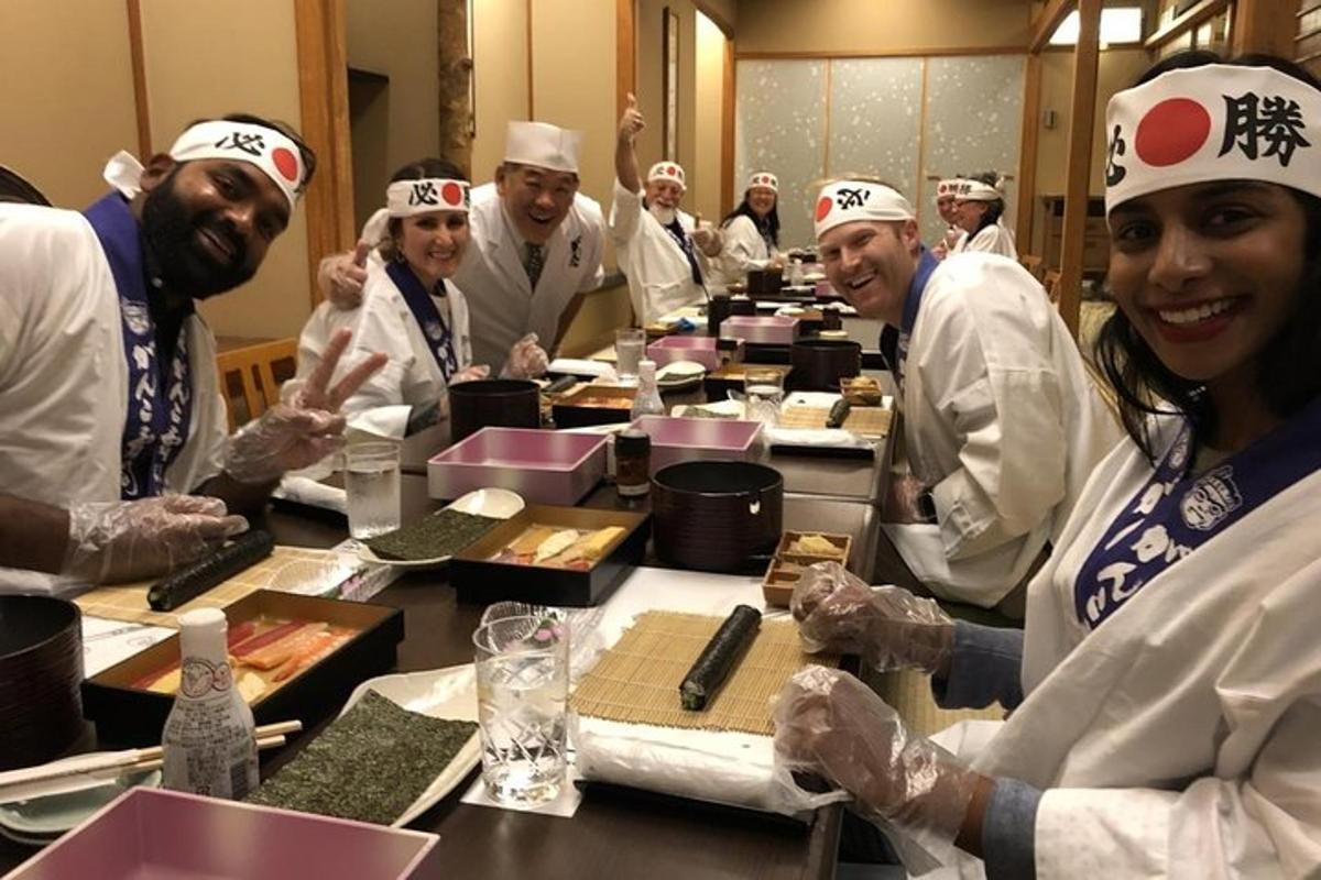un gruppo di chef in piedi attorno a un tavolo che preparano il cibo