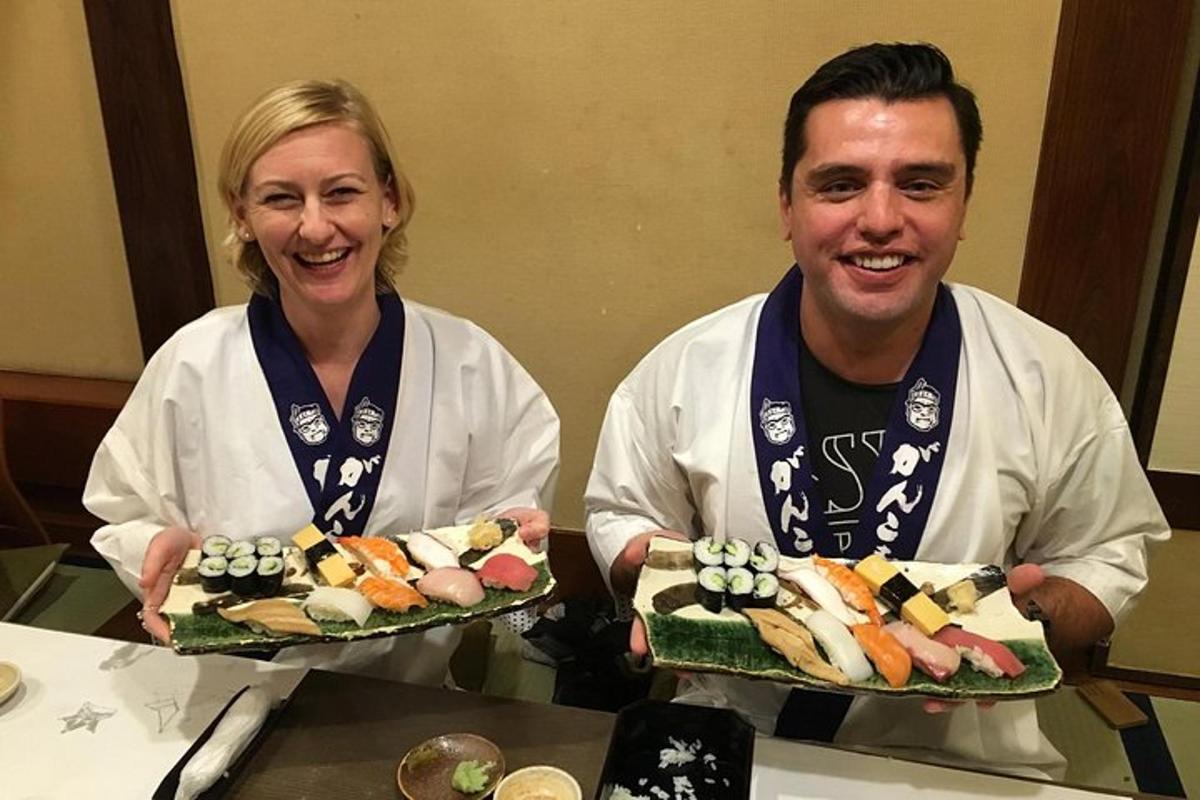 un uomo e una donna che tengono in mano piatti di sushi