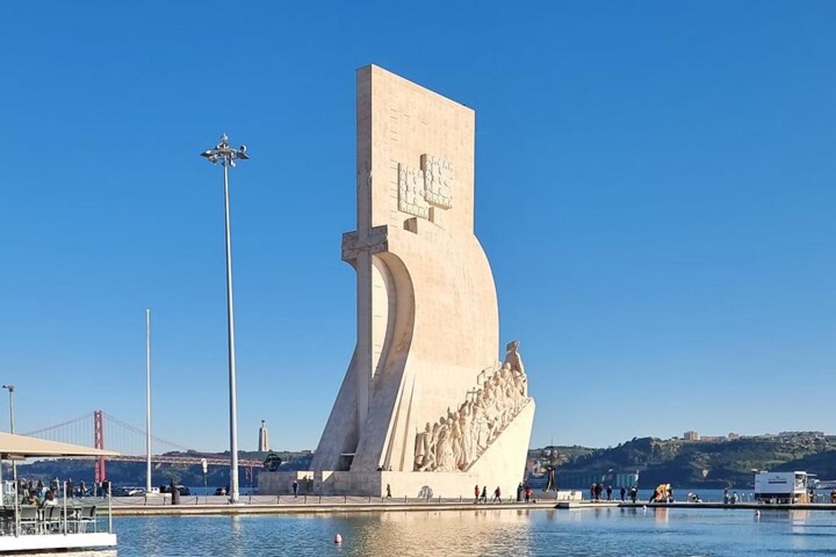 sebuah monumen besar di air di sebelah jembatan