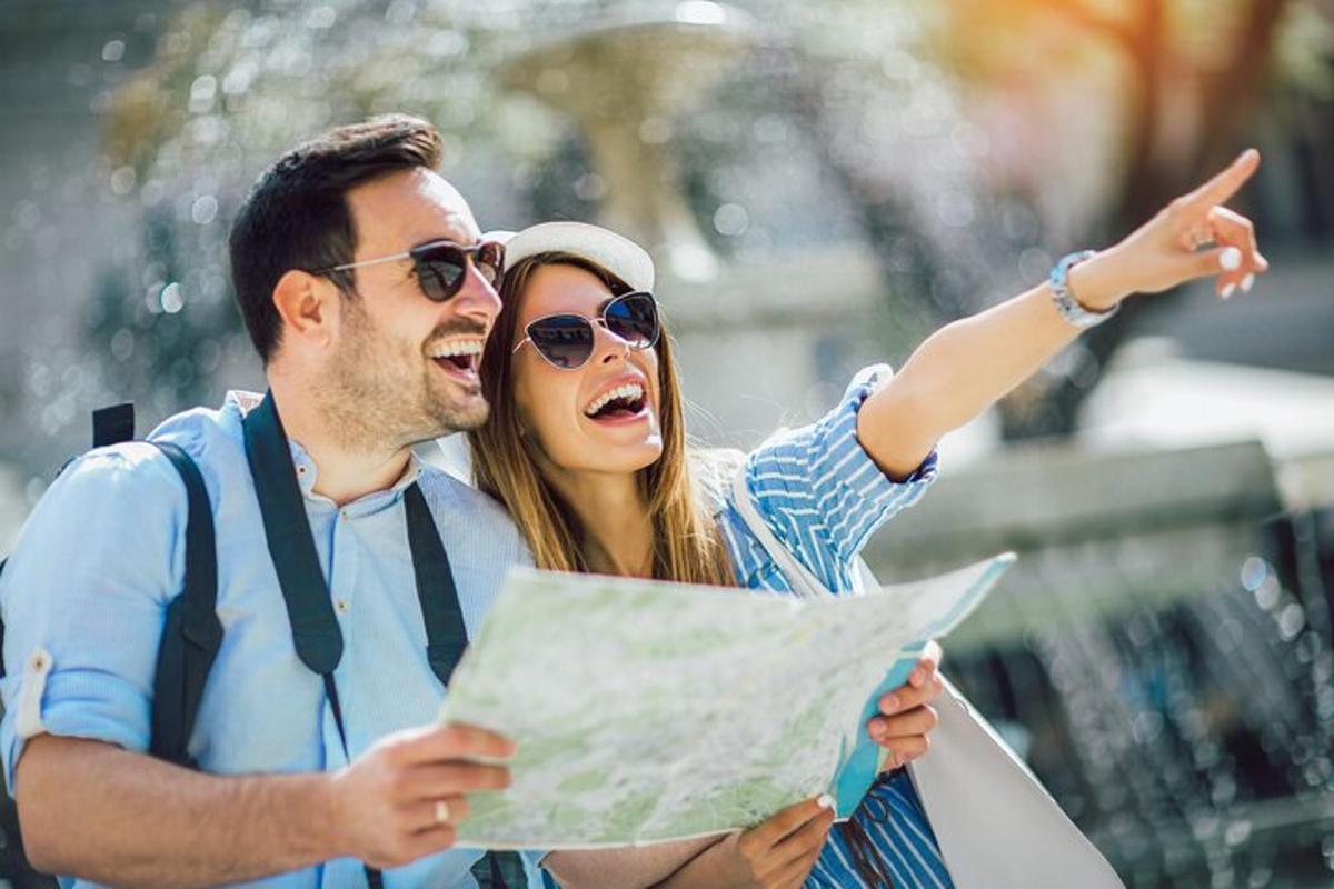 um homem e uma mulher olhando para um mapa