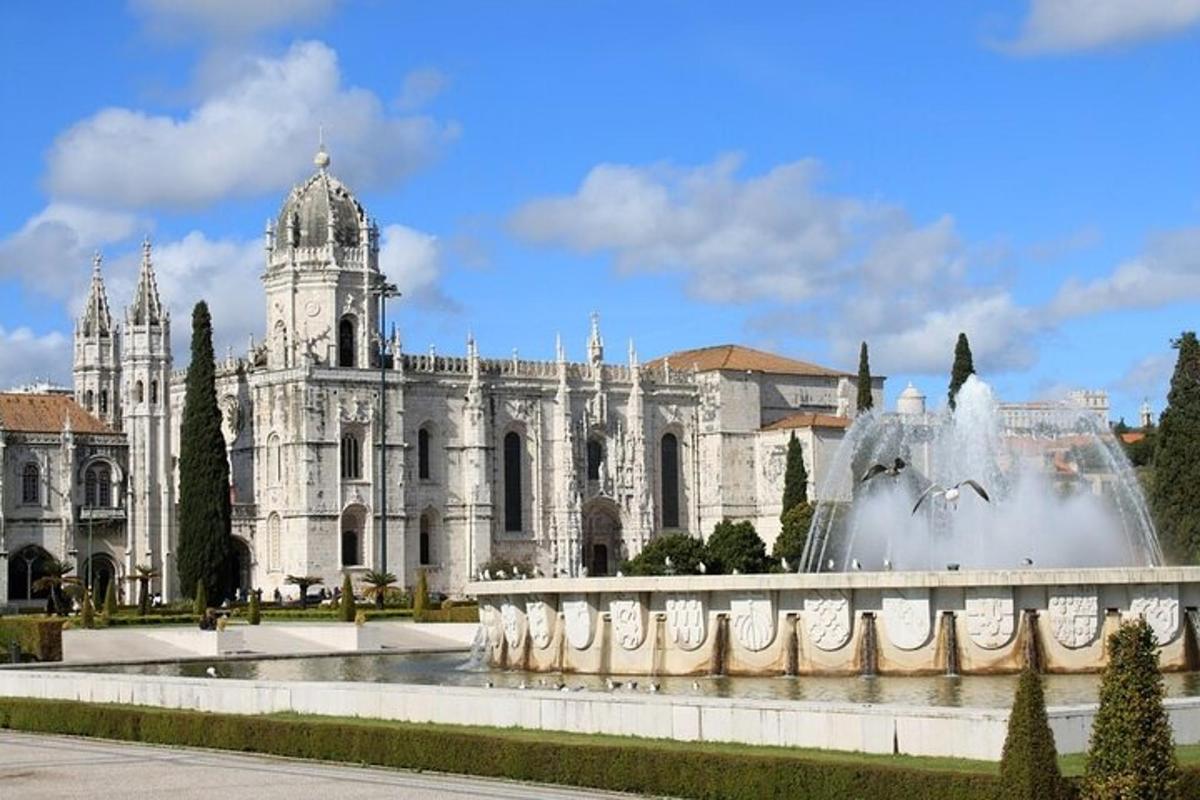velika bela stavba s fontano pred njo