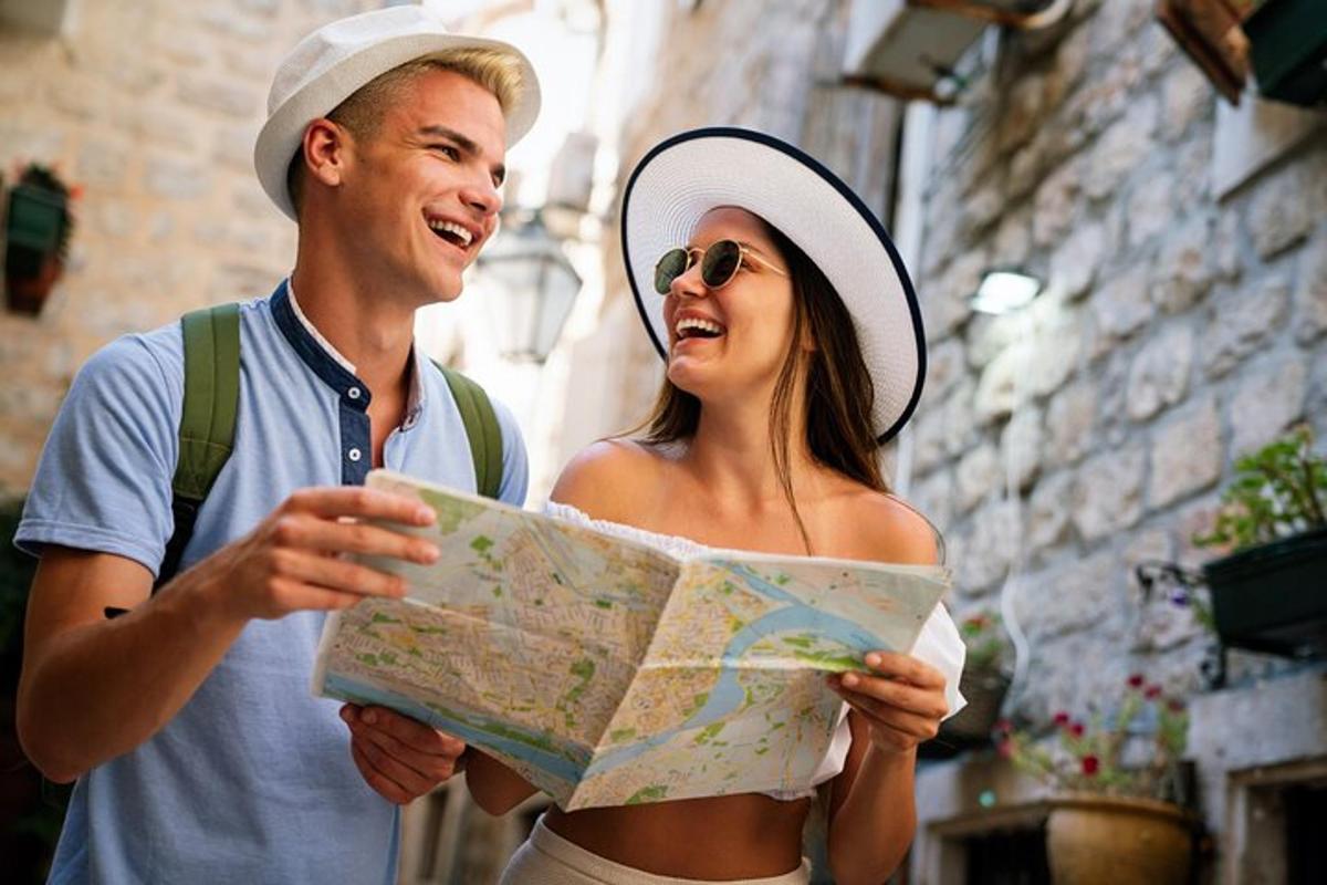một người đàn ông và một người phụ nữ đang nhìn vào bản đồ