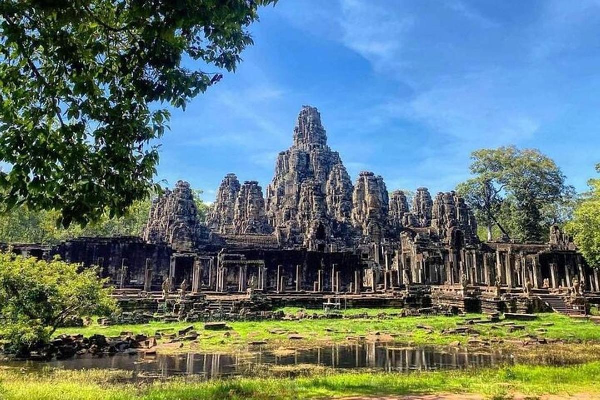 o vedere a unui templu din complexul templului Angkor Wat