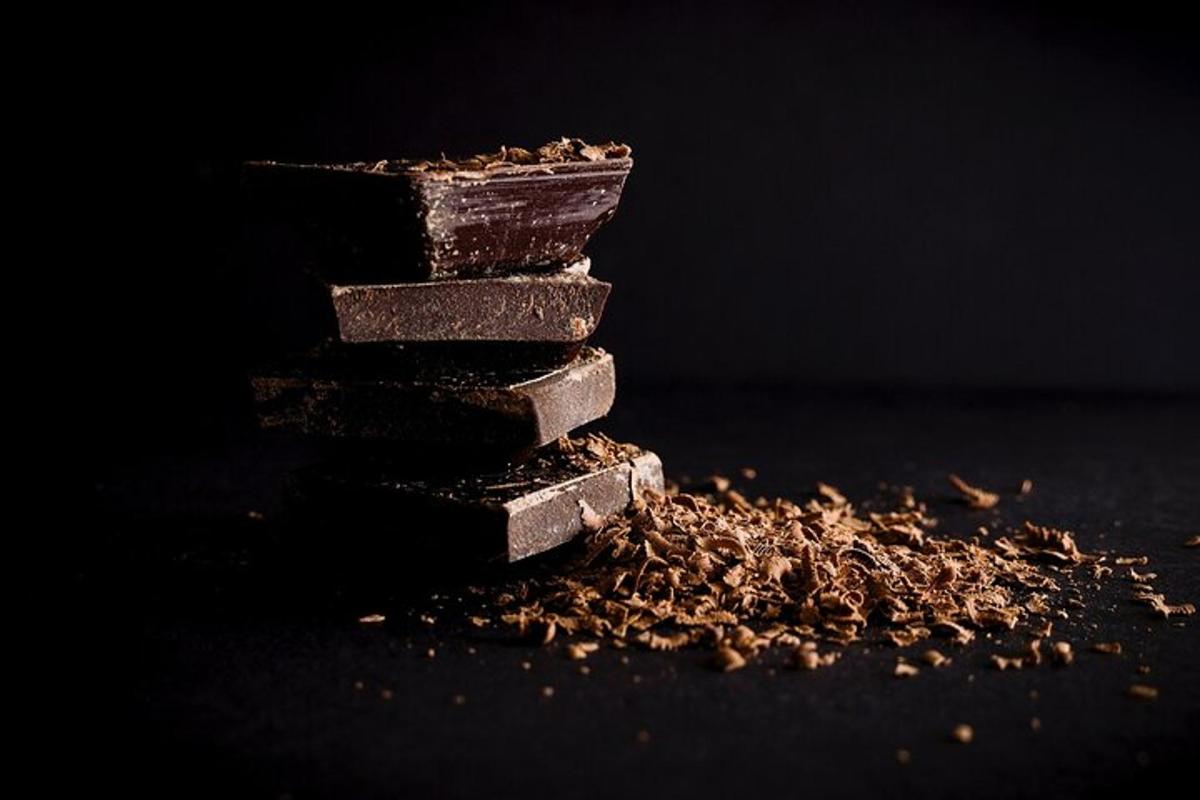 en hög med chokladbitar på ett bord
