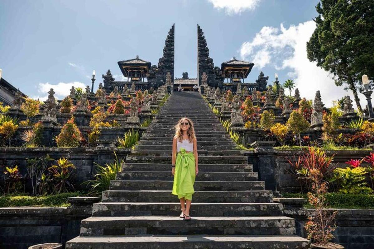 eine Frau steht auf einer Treppe vor einem Tempel