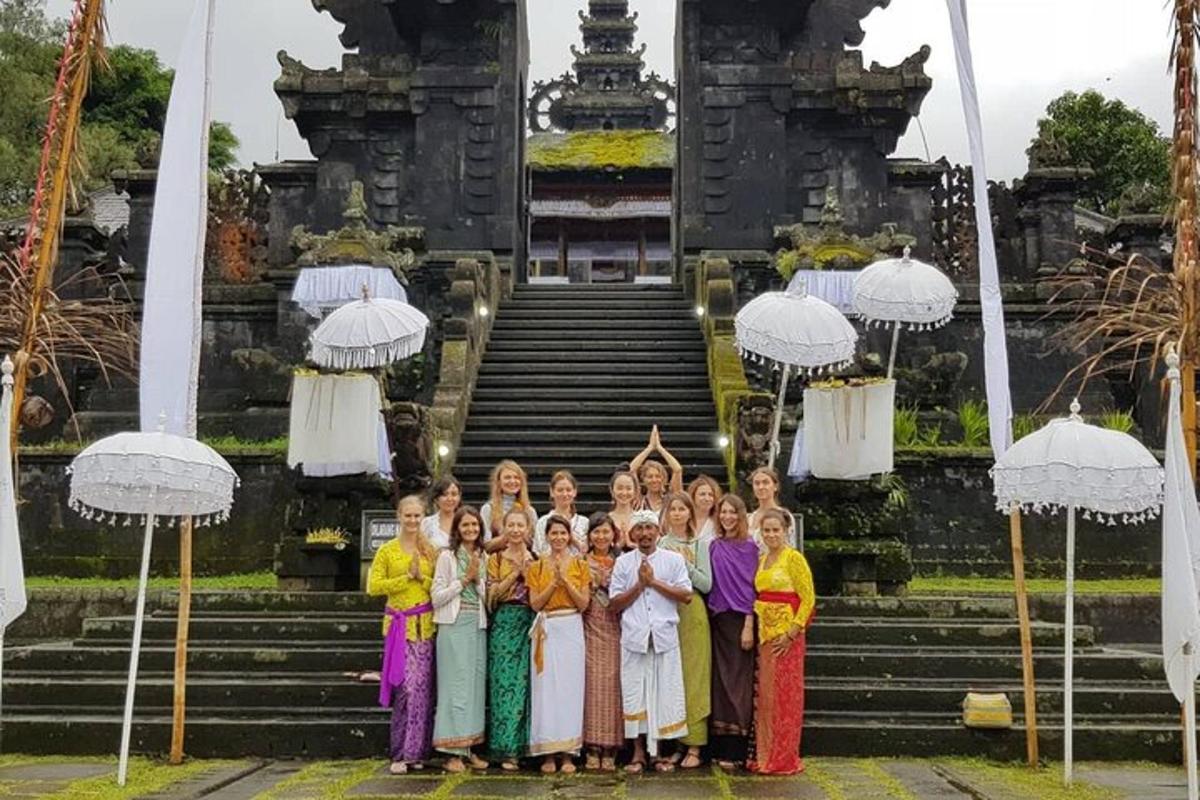 sekumpulan kanak-kanak bergambar di hadapan kuil