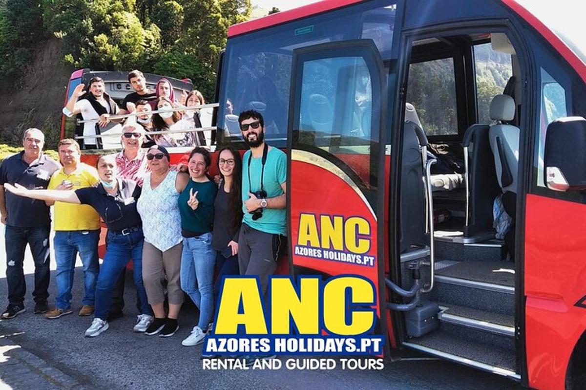 μια ομάδα ανθρώπων που στέκονται μπροστά από ένα λεωφορείο