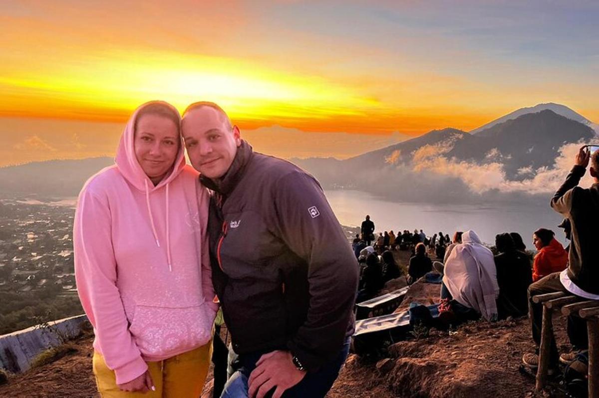 ein Mann und eine Frau stehen auf einem Berggipfel