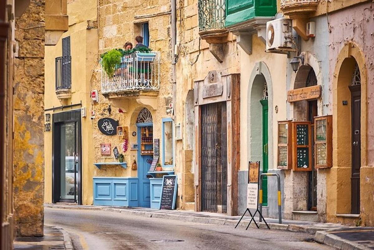 un grup de persones assegudes al balcó d'un edifici