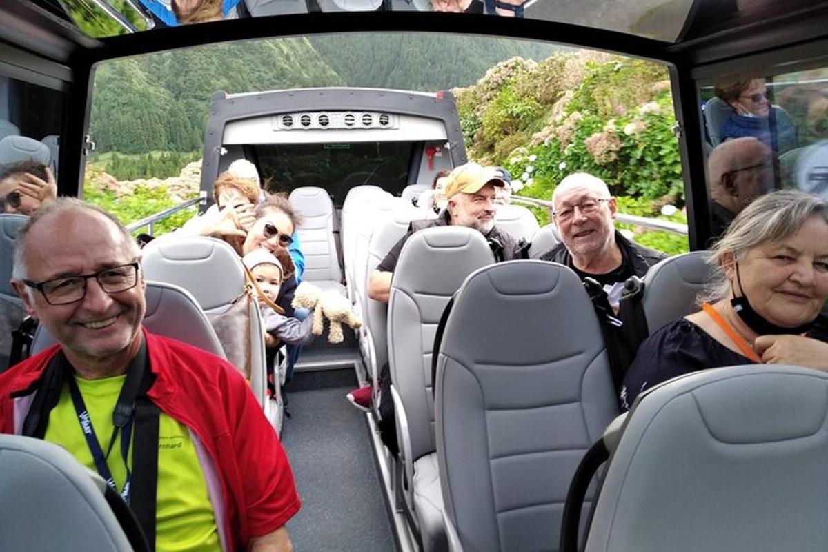 skupina lidí jedoucích v autobuse