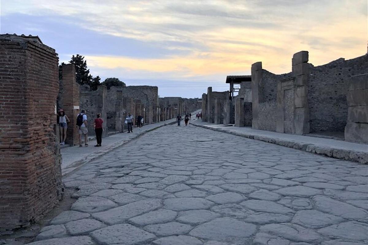 Una calle adoquinada con gente caminando por ella