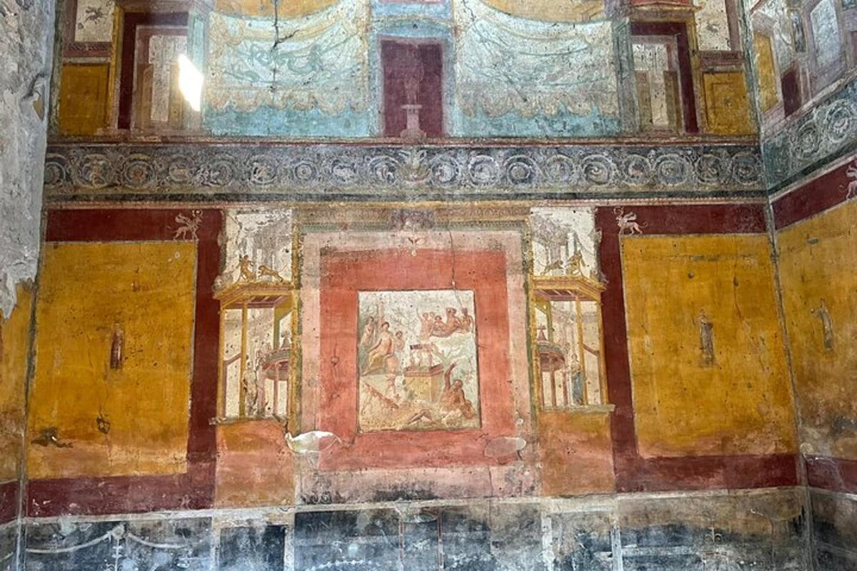 ένα δωμάτιο με έναν πίνακα στον τοίχο