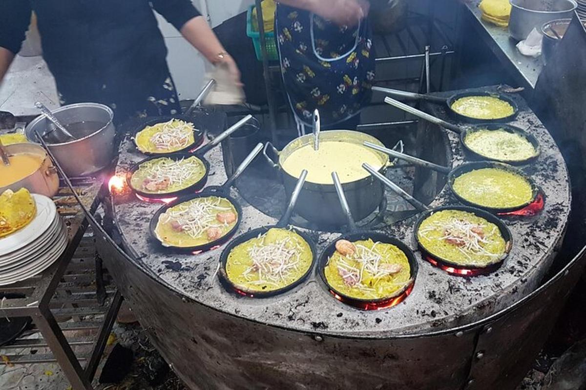 člověk vaří jídlo na grilu