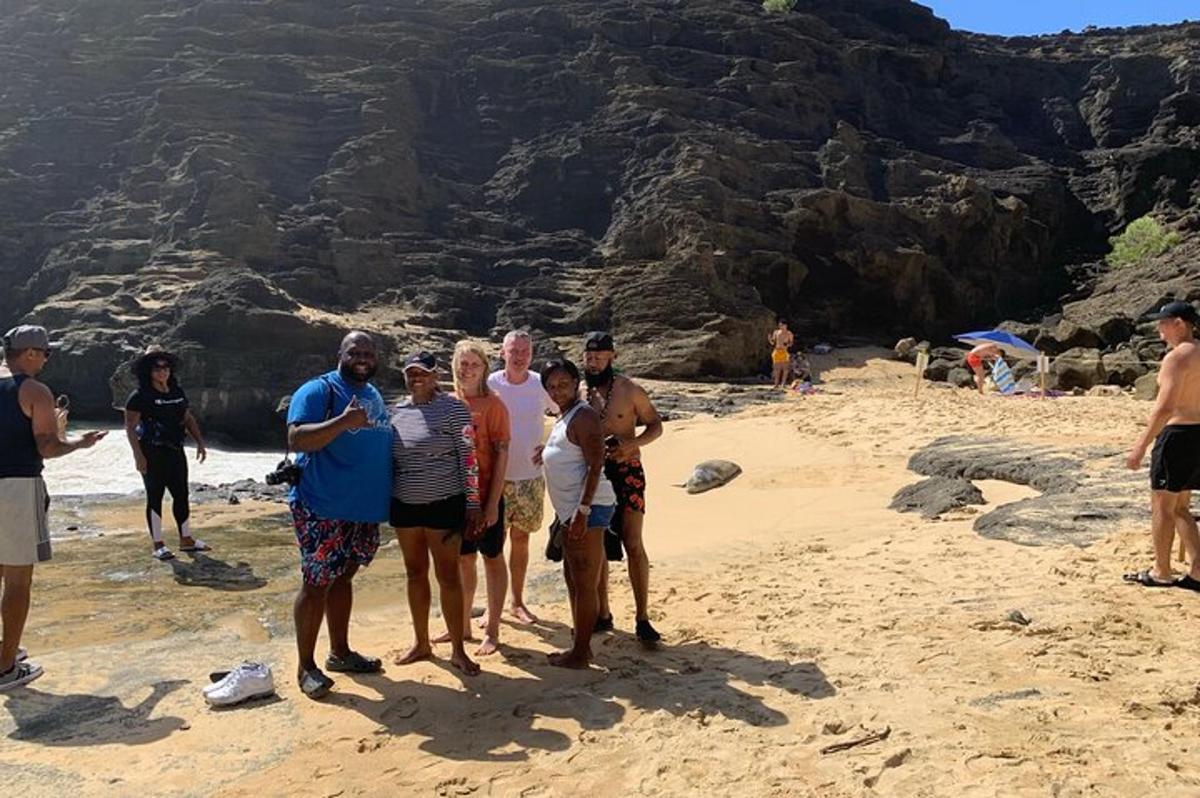 en grupp människor som står på en strand