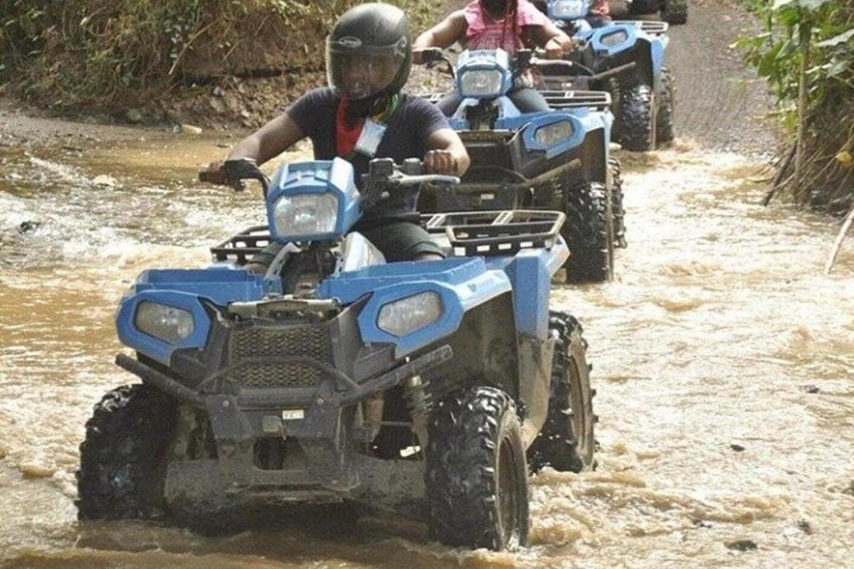 Μια ομάδα ανθρώπων που οδηγούν ATV σε έναν χωματόδρομο