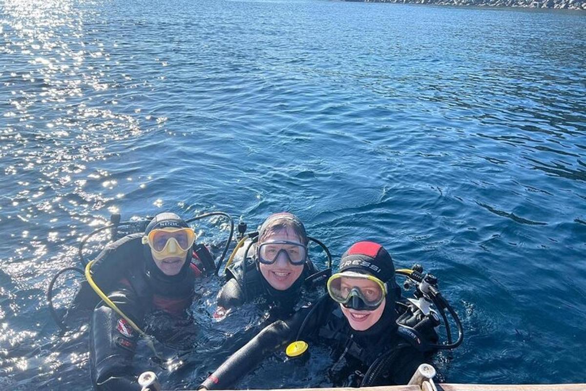 水の中のボートに乗っている3人