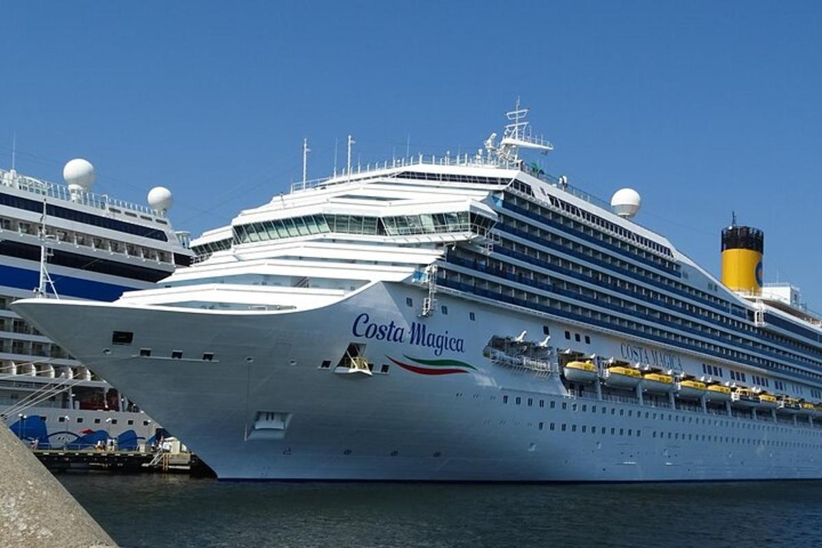 ein Kreuzfahrtschiff liegt im Wasser