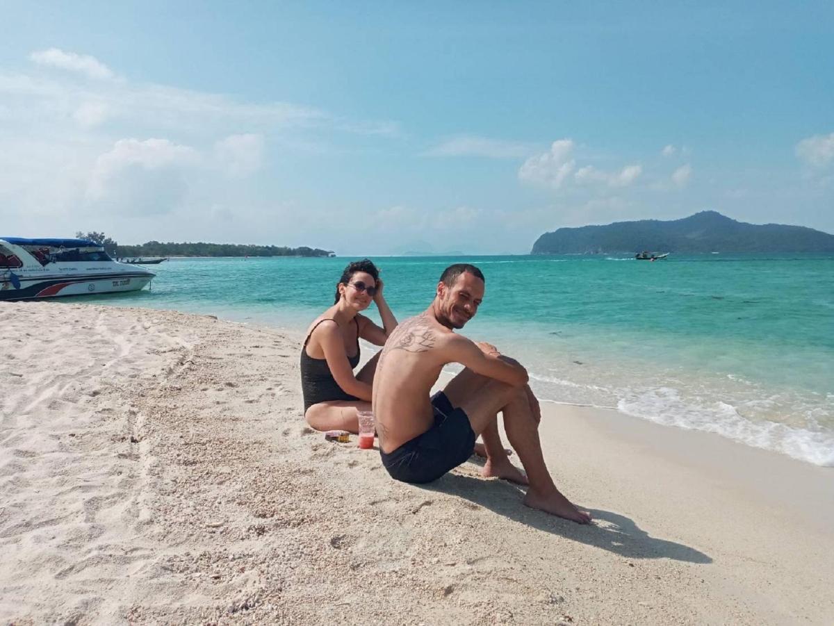 un hombre y una mujer sentados en una playa