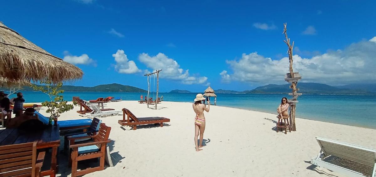 Un par de personas paradas en una playa