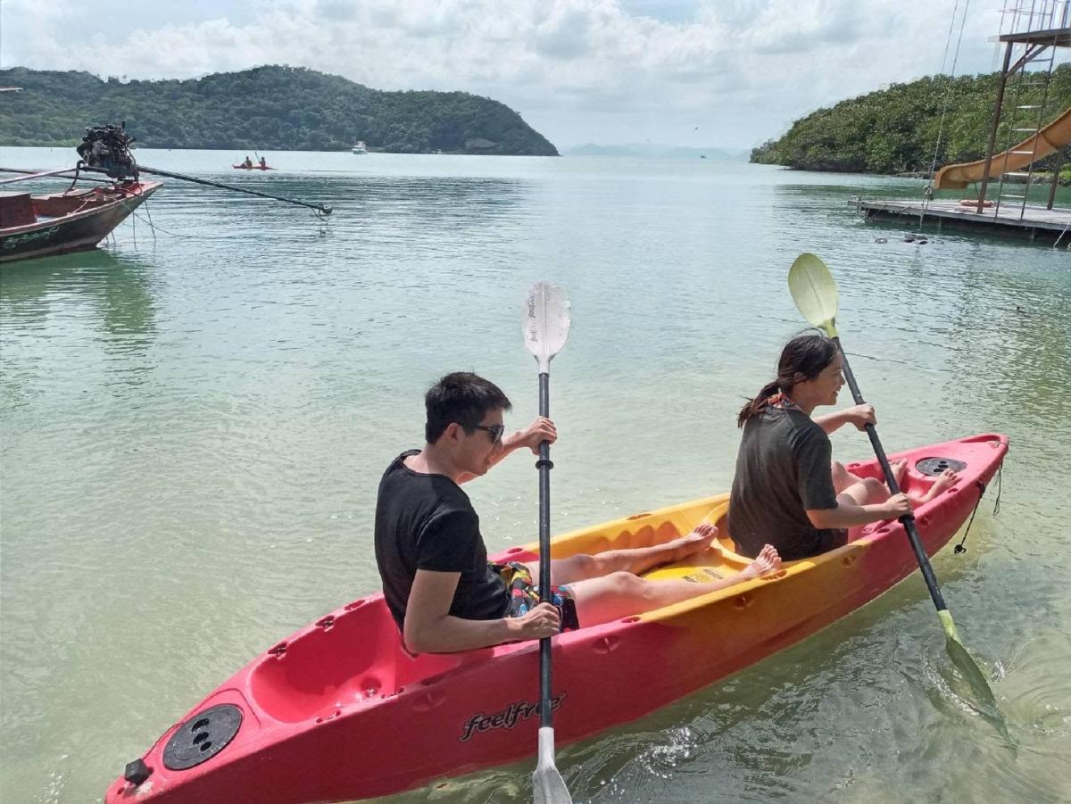 คนสองคนในเรือแคนูสีแดงบนน้ำ