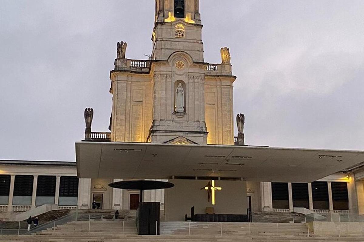 црква са крстом на предњој страни