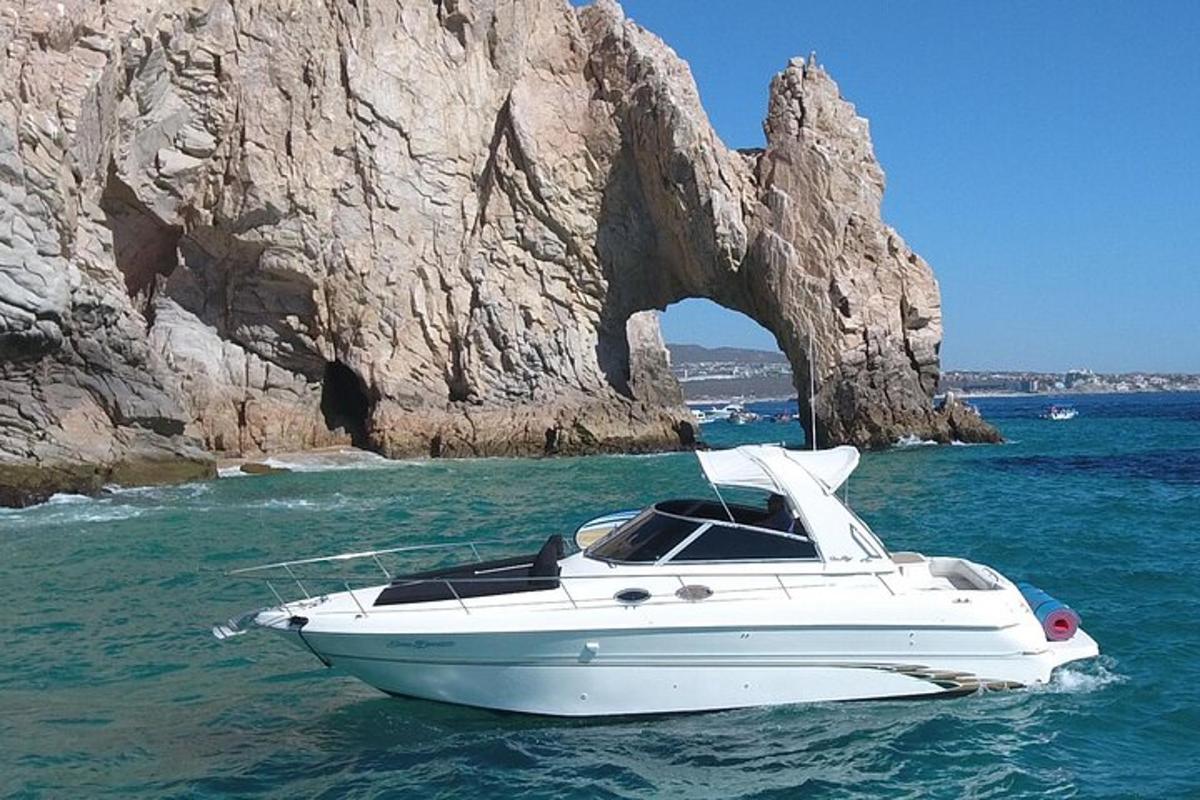 un vaixell blanc a l'aigua prop d'una formació rocosa
